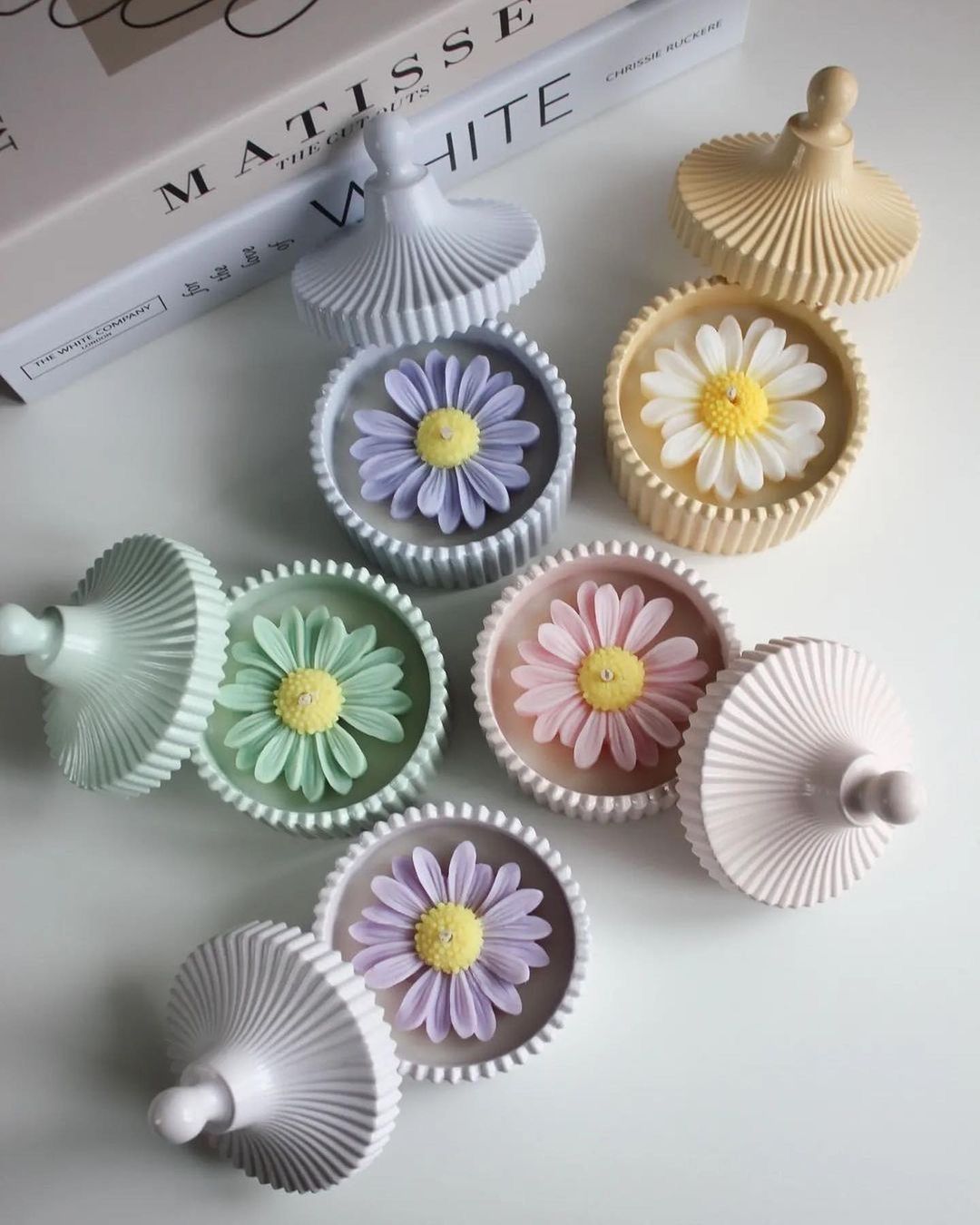 Daisy Flower Scented Candles – Handcrafted Elegance in Every Flicker Alif